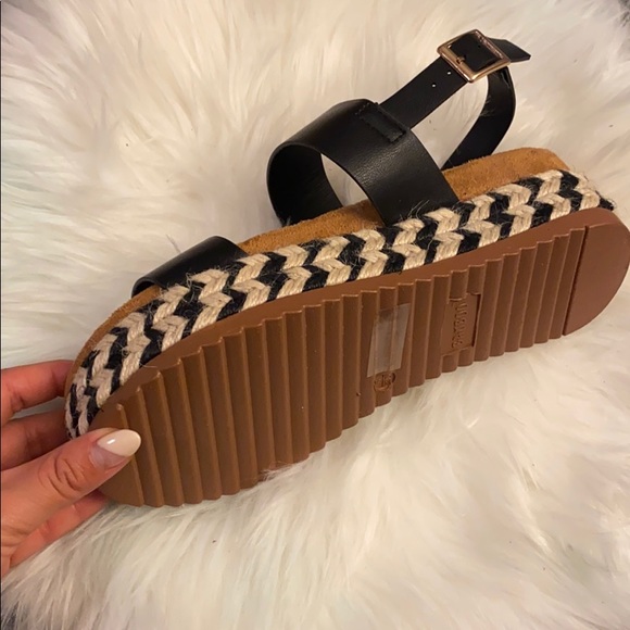 Brand New platform sandals - Picture 3 of 3